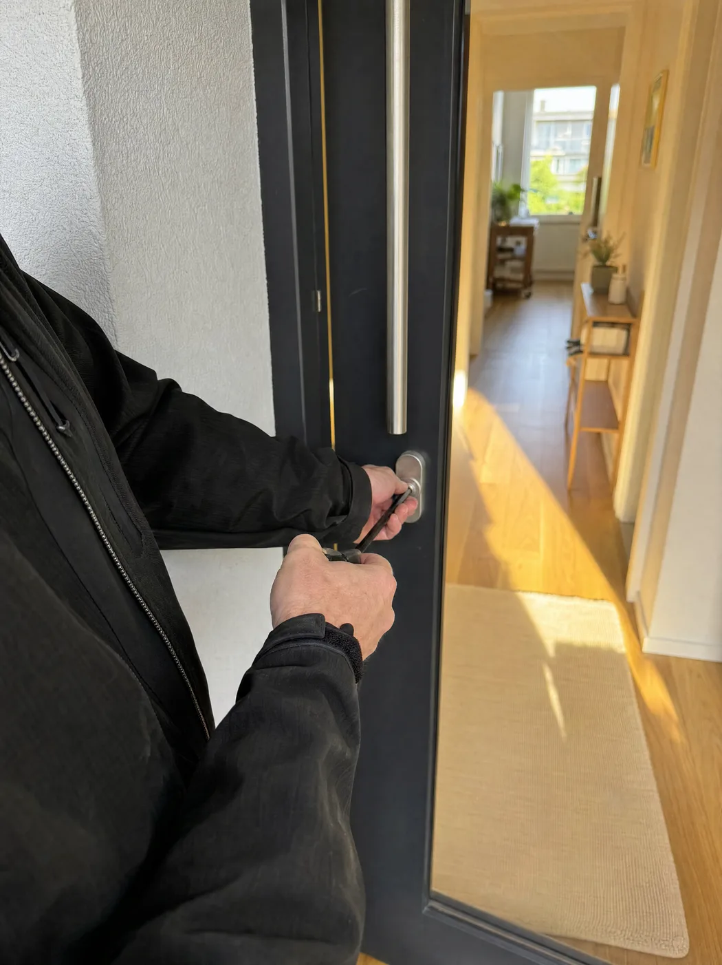Schlüsseldienst-Experte arbeitet mit Spezialwerkzeug an einer Wohnungstür